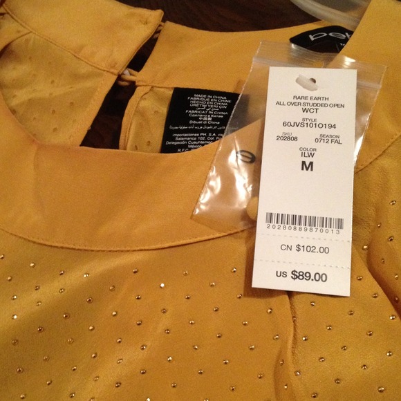 Dressy blouse from BeBe never worn - Picture 4 of 4