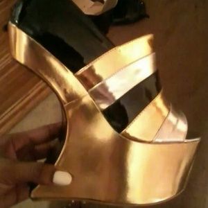 Heel less colorblock pumps