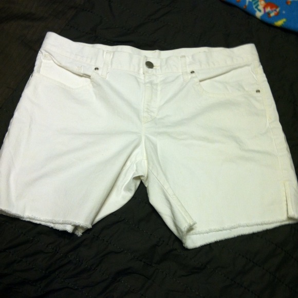 White gap shorts