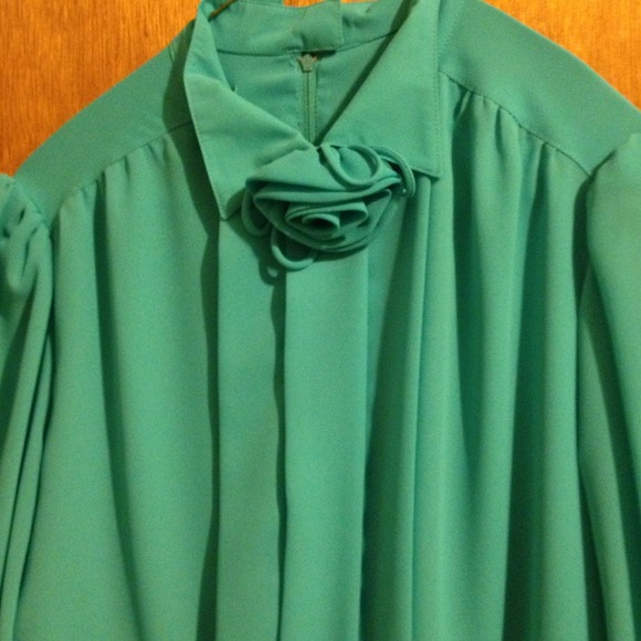 A Beautiful Vintage Dress - Picture 2 of 4