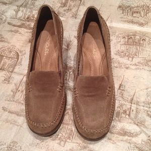 Mid Brown Suede AEROSOLES