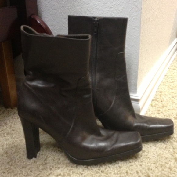 Nine west size 5 Brown boots 👢 good condition👢
