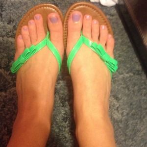 💚Fun neon green bow flip flops💚