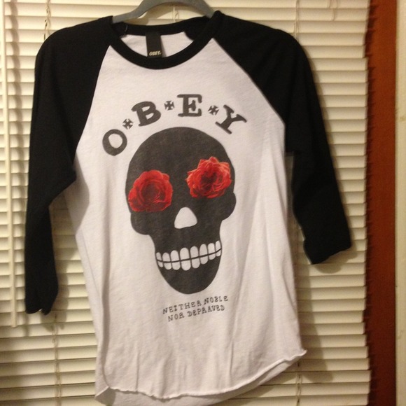 Small Obey Dia Skull top