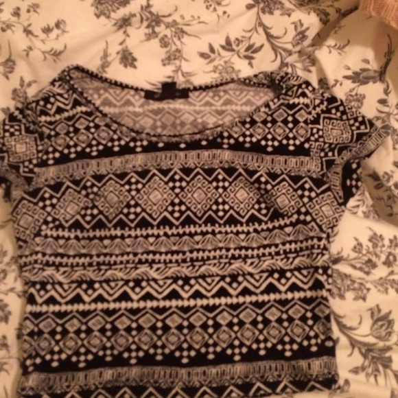 🚫TRADED🚫 Tribal crop top. Color black and white.