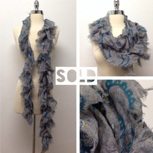 ❌Sold in bundle❌ Gray/Blue Frill Scarf