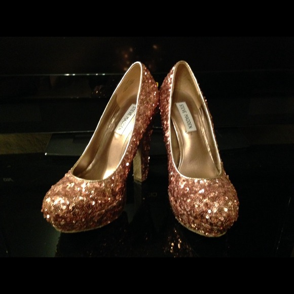 Steve Madden Shoes - STEVE MADDEN GOLD SEQUIN PUMPS SIZE 8