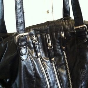 SOFT LEATHER BAG WITH ZIPPER DETAIL⬛BEAUTY