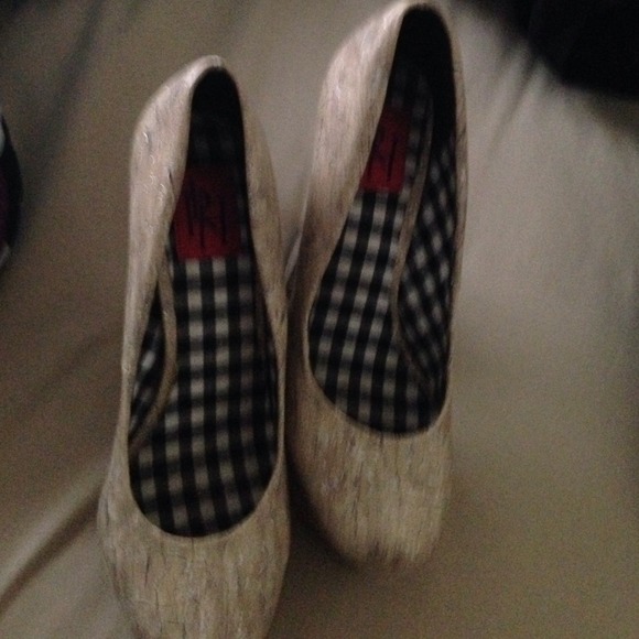 Cream heels - Picture 2 of 5