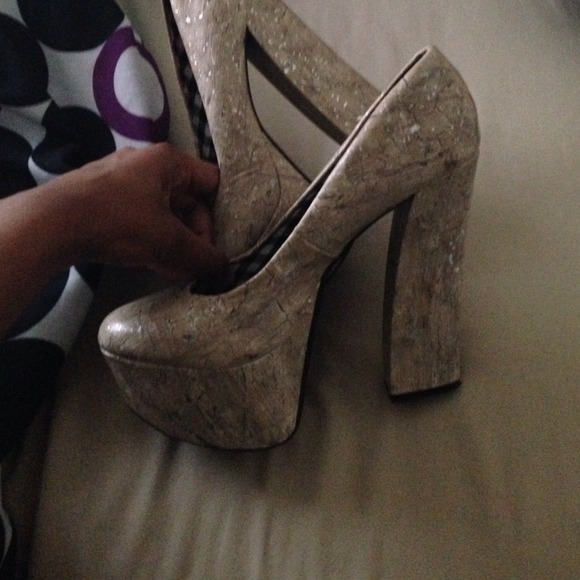 Cream heels - Picture 4 of 5