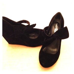 Rue 21 black wedges