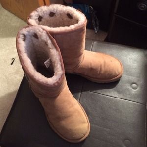 SHORT CHESTNUT UGGS