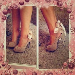 Sold in bundle taupe shoes