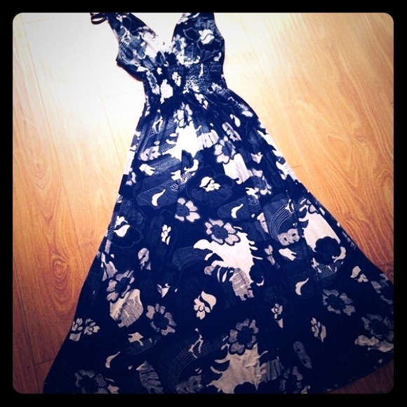 Dresses & Skirts - Black and white floral dress