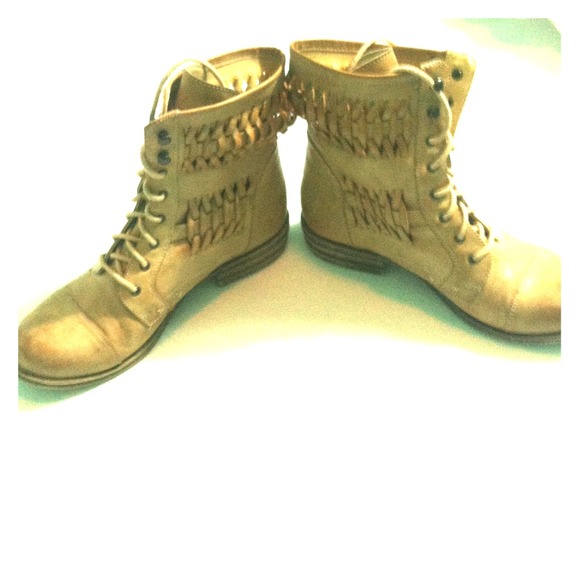 🚫🚫SOLD 🚫🚫American Rag combat boots with slits!