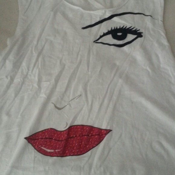 Tshirt - Picture 2 of 3