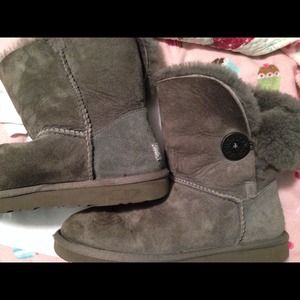 Gently Used Grey Uggs!