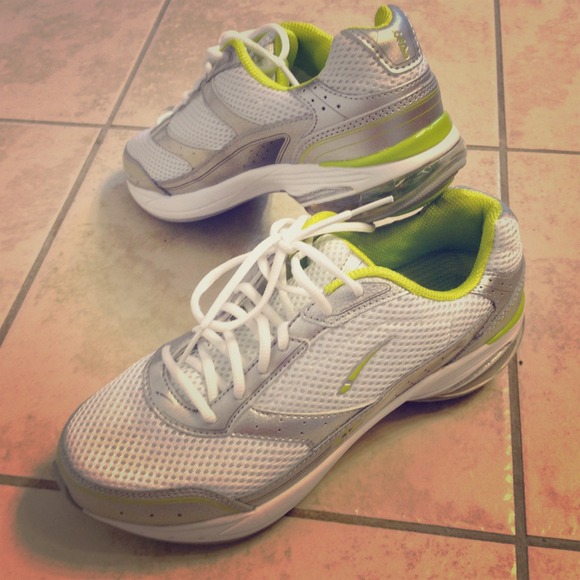 ⛔Sold⛔LA Gear Walk N Tone Sneakers NEW