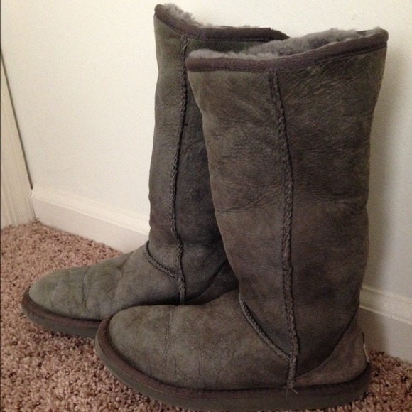 MOVING SALE -- Authentic Well-LOVED Grey UGGs❤️