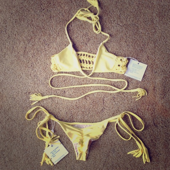 NWT Acacia lemonade Kenya top and rio bottom