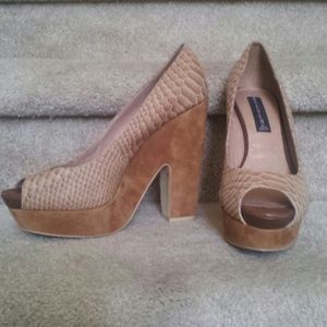 ***PRICE REDUCED*** Beautiful Steve Madden Peeptoe