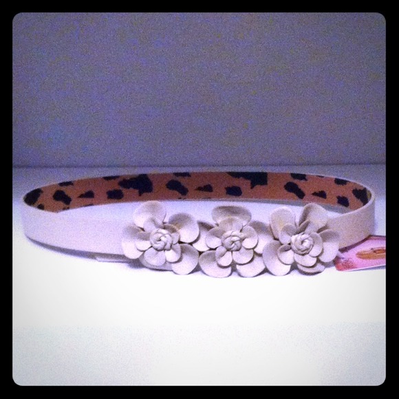 🔴SOLD🔴Betsy Johnson Ivory Flower Belt