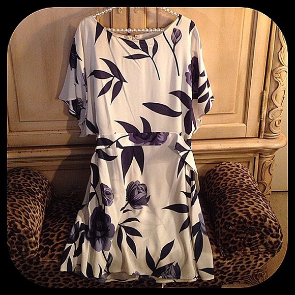 SOLD IN BUNDLE BCBGMAXAZRIA cream and navy dress - Picture 4 of 4
