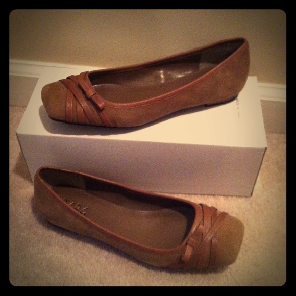 ⛔️SOLD⛔️BCBG Flats