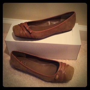 ⛔️SOLD⛔️BCBG Flats