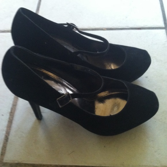 Black heels with strap