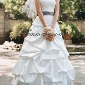SOLD!!!   Gorgeous plus size wedding dress