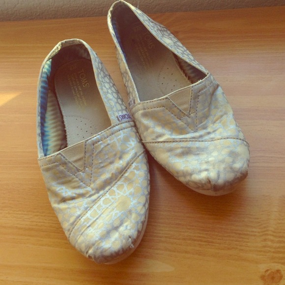 ❄️SILVER/WHITE TOMS SIZE 8❄️