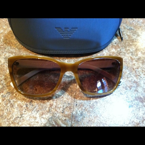 Armani ladies sunglasses. New & never worn! - Picture 1 of 3