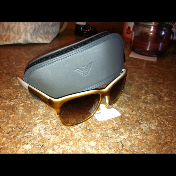 Armani ladies sunglasses. New & never worn! - Picture 2 of 3