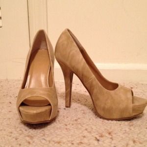 Peep toe platform pumps
