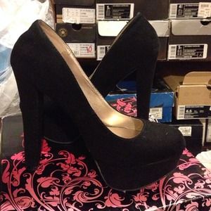 BLACK SUEDE PUMPS