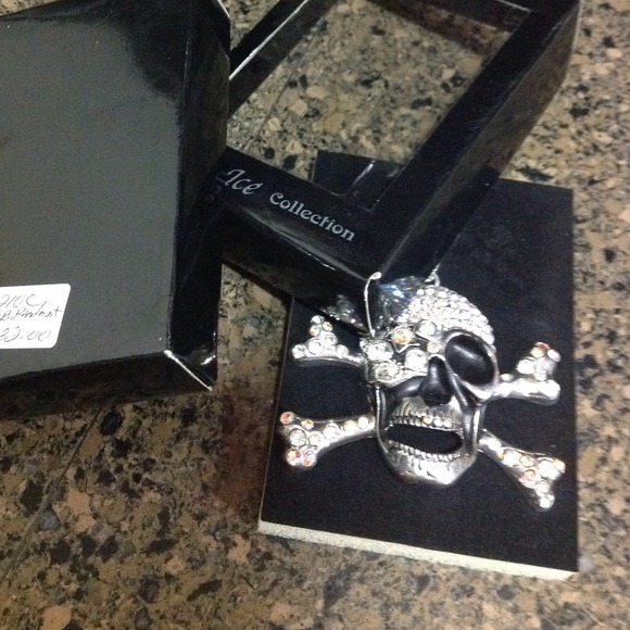 SKULL PENDENT🎉HOST PICK🎃10/31👻🎃 - Picture 2 of 4