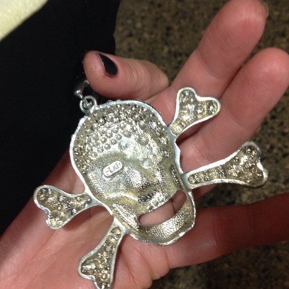 SKULL PENDENT🎉HOST PICK🎃10/31👻🎃 - Picture 3 of 4