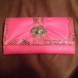 Pink tri-fold wallet 💕