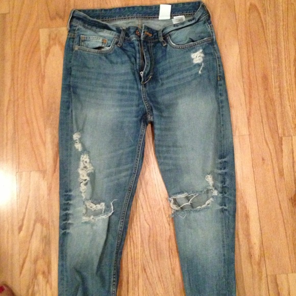 SOLD********Boyfriend distressed H&M jeans size 28