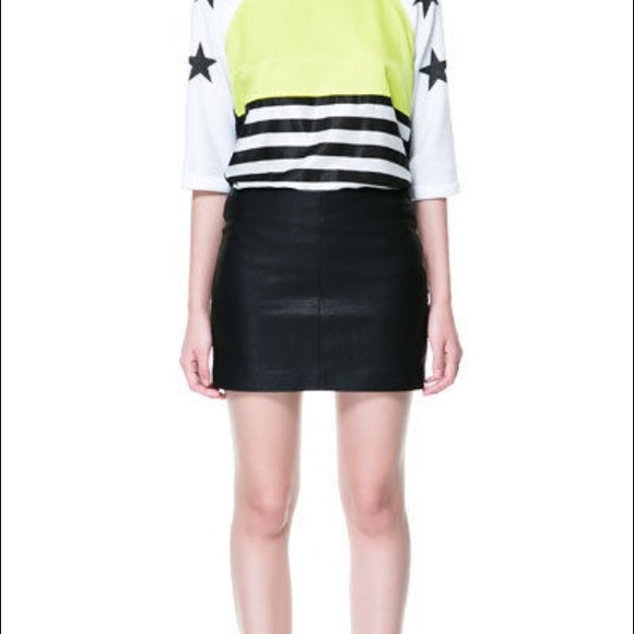 SOLD**Zara faux leather textured mini skirt Size L