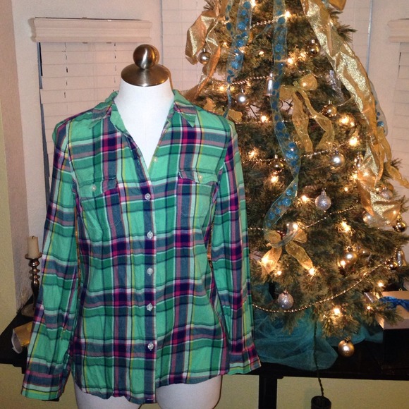 Plaid green/pink long sleeve button up shirt.💚💞