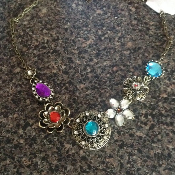 Vintage Crystal Flowers bib necklace🚫SOLD🚫 - Picture 2 of 3
