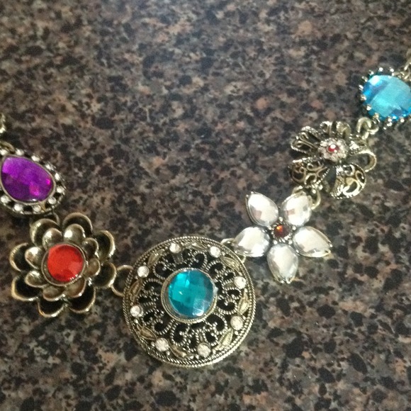 Vintage Crystal Flowers bib necklace🚫SOLD🚫 - Picture 3 of 3