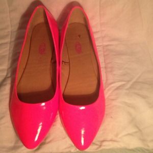 Hot pink pointed toe flats!