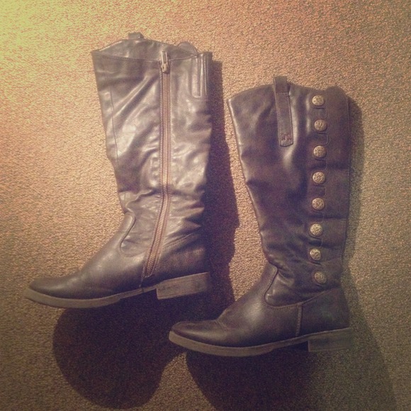 Brown boots size 6