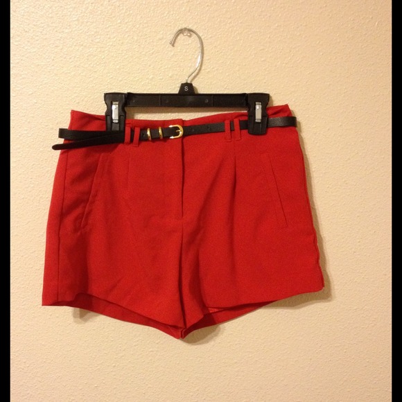 Mid-waist short.