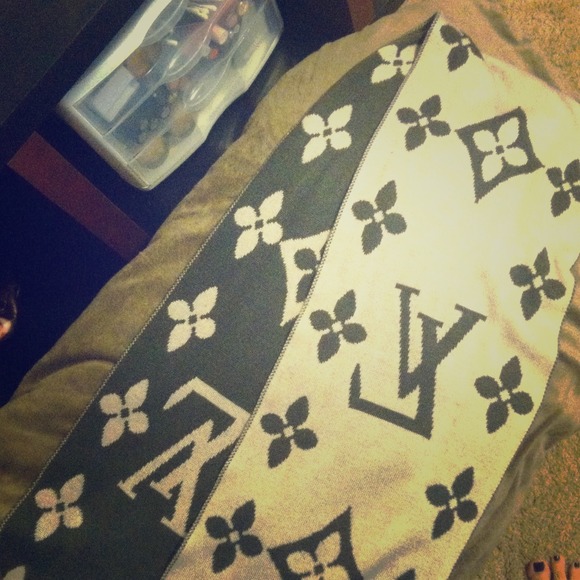 LV scarf