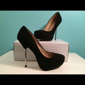 Zara Black Suede Pumps