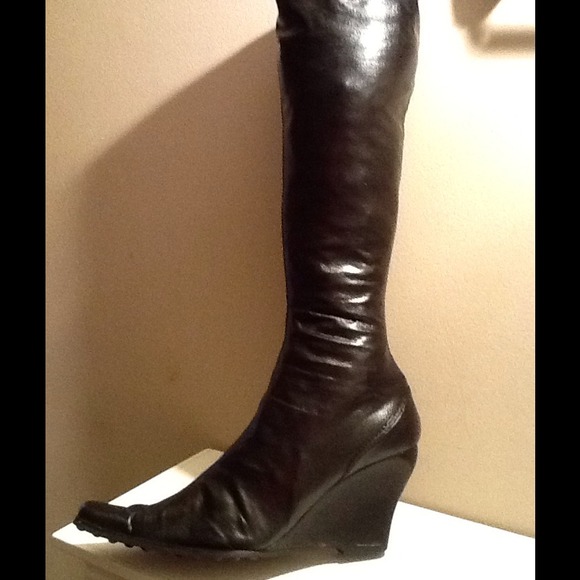 Black Stretch Wedge